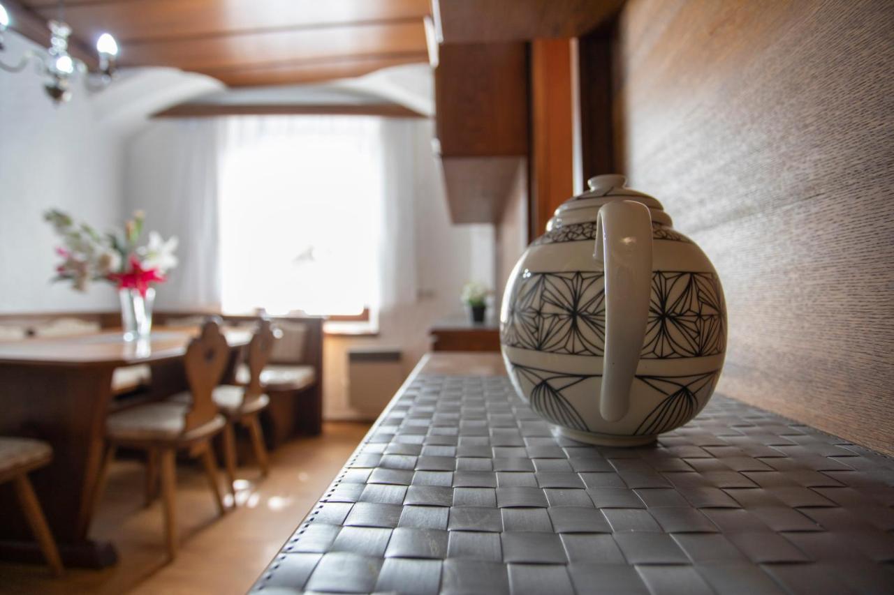 Traditional Old Town Apartment Hall in Tirol Bagian luar foto