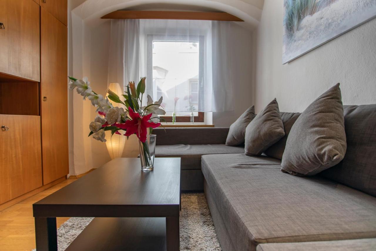 Traditional Old Town Apartment Hall in Tirol Bagian luar foto