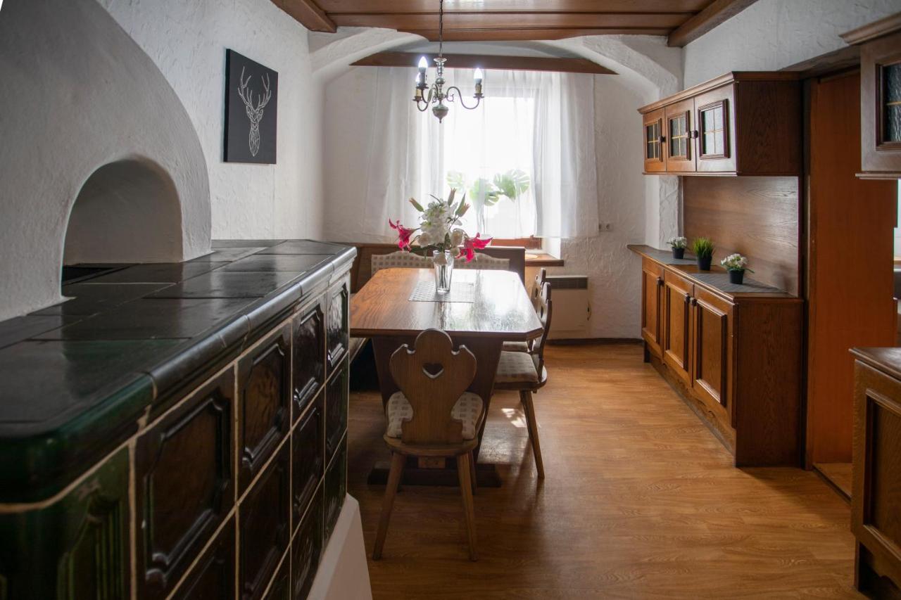 Traditional Old Town Apartment Hall in Tirol Bagian luar foto