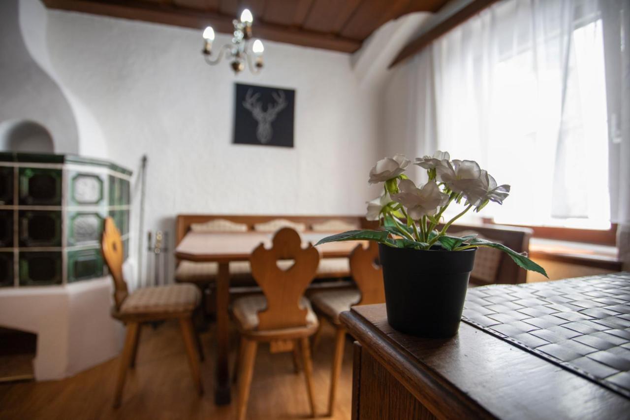 Traditional Old Town Apartment Hall in Tirol Bagian luar foto