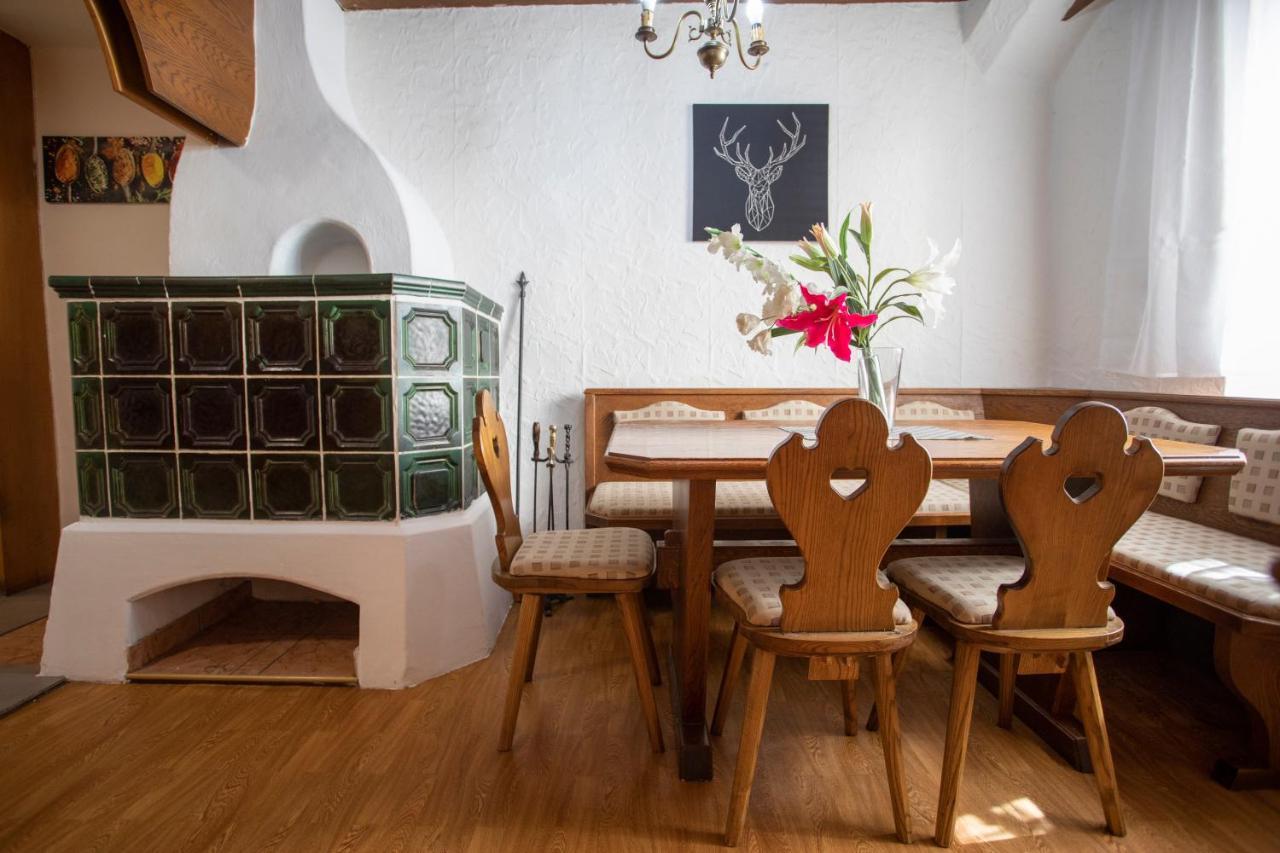 Traditional Old Town Apartment Hall in Tirol Bagian luar foto