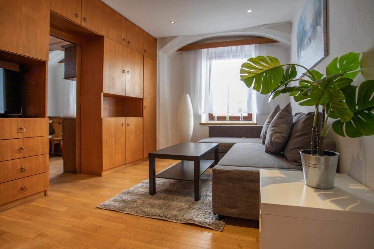 Traditional Old Town Apartment Hall in Tirol Bagian luar foto